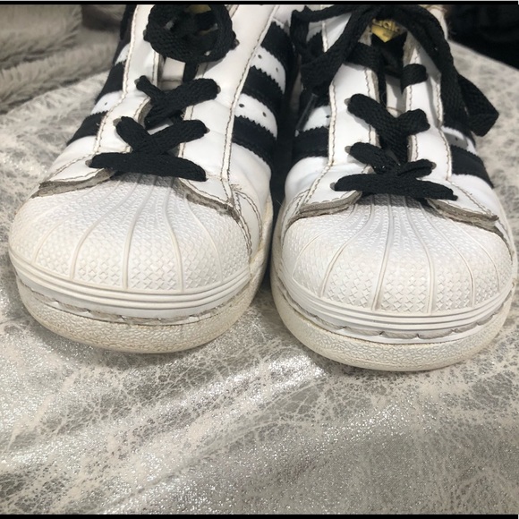 ⭐️5/$25⭐️ Kids Adidas Superstars gym shoe Sz. 2 - Picture 5 of 8